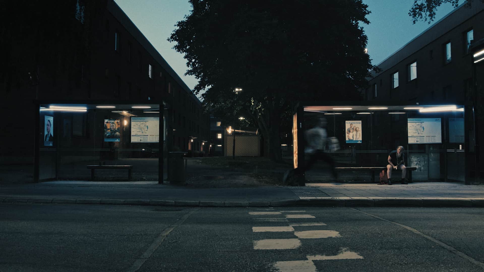 Adam springer förbi busshållplatsen