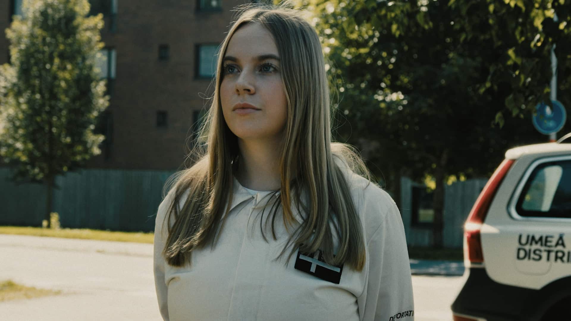 Hanna står vid en kontrollpunkt