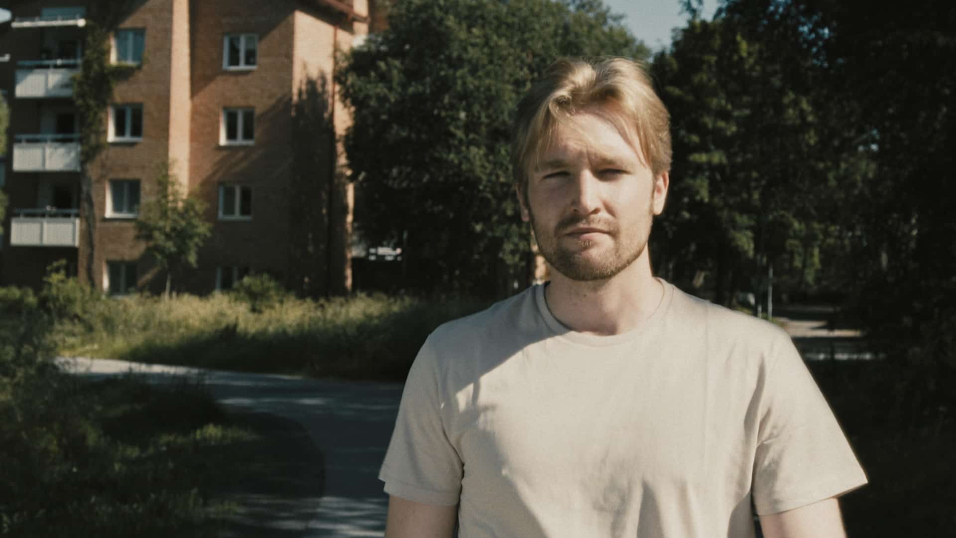 Adam går i solskenet